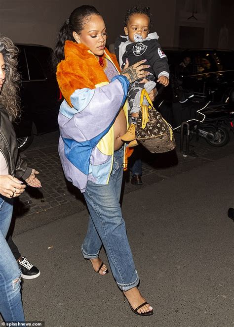 Pregnant Rihanna showcases growing。